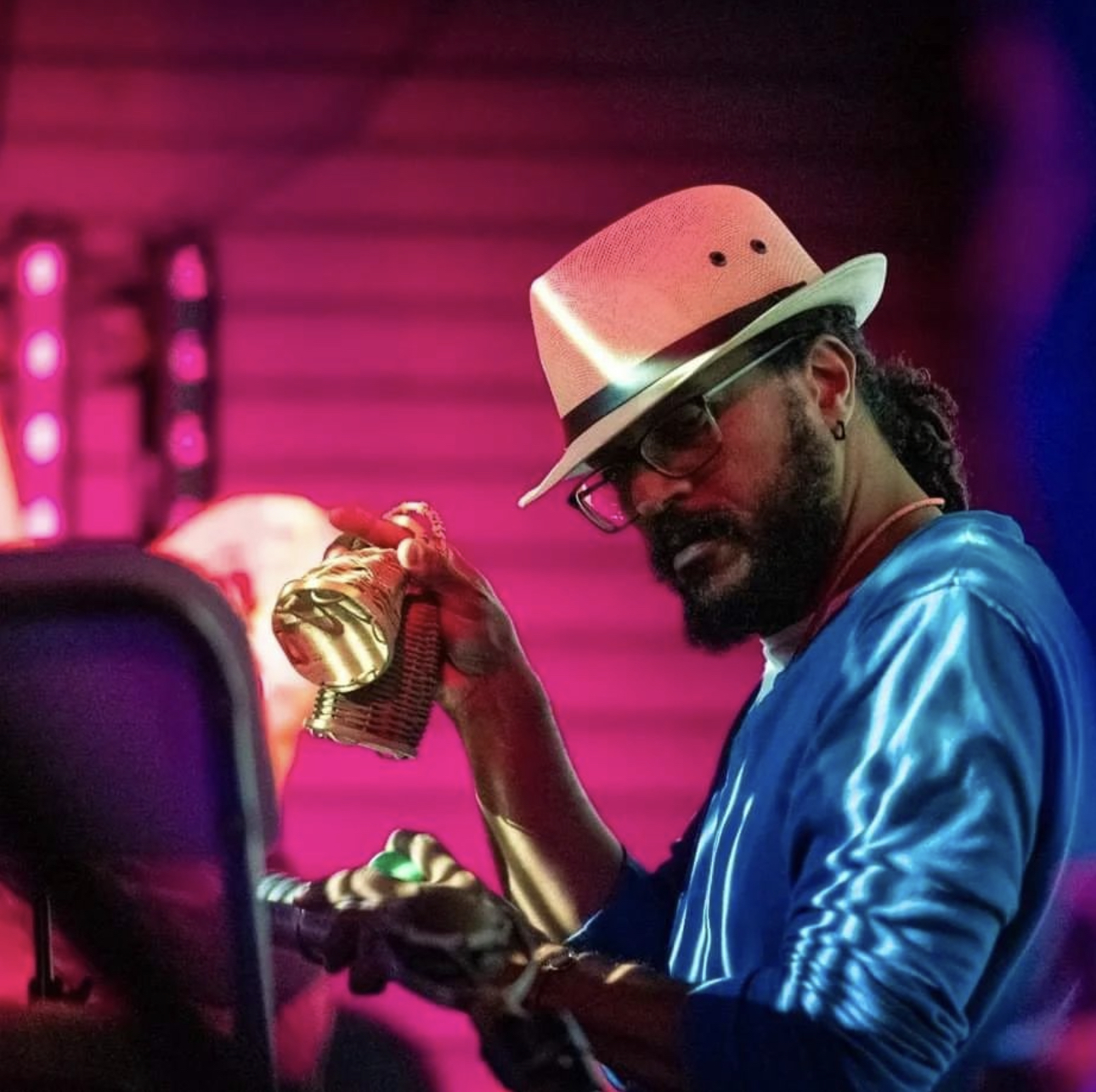 Tchelo Vieira performing